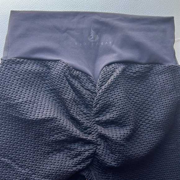 BUNDLE! Ryderwear scrunch booty leggings, and cheetah v butt shaping legging - Picture 3 of 12